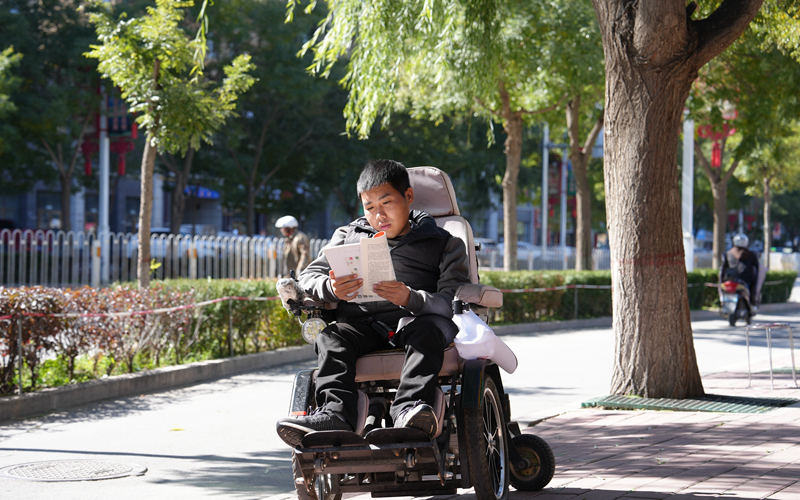 塞上行丨仰面寫作的人